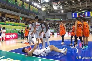 体育资讯-惨烈！王少杰鼻子被打出血被迫下场治疗引关注 杜锋脸如铁色