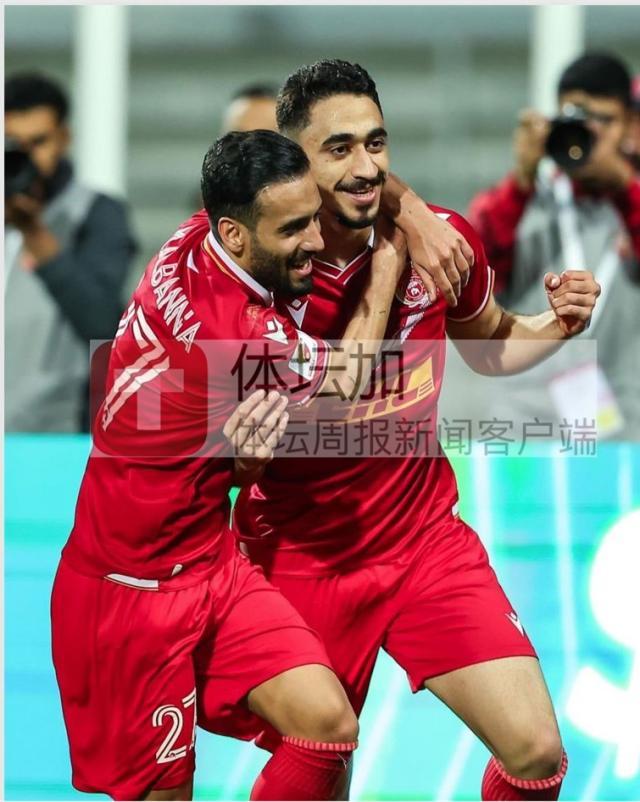 1721321024613050765.jpg 3-37岁的侯赛因·阿卜杜尔卡里姆(右)在上赛季巴林国王杯决赛中帮助球队攻入致胜一球_副本.jpg